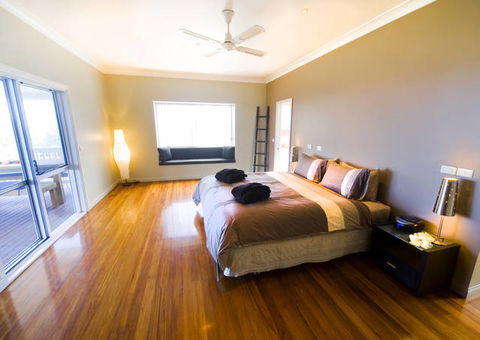 The White House Ocean View Spa Villa - Accommodation Gladstone 4