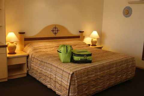 Villa Mirasol Boutique Motel - Accommodation Gladstone 0