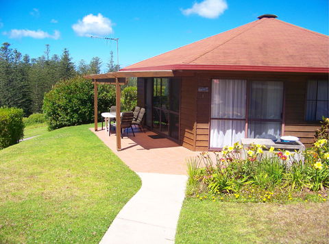 Whispering Pines - Accommodation Gladstone 0