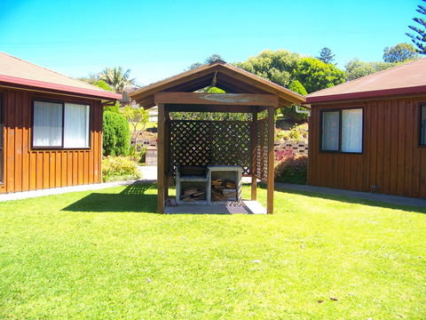 Whispering Pines - Accommodation Gladstone 2