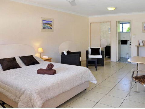 Yamba Twin Pines Motel - Accommodation Gladstone 0
