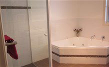 Sea Eagle Manor 605 - Accommodation Gladstone 5