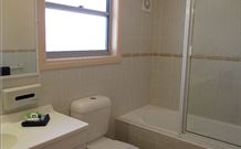 Waratah Family Cottage 82 - Accommodation Gladstone 3