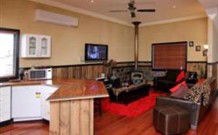 Top Of The Range Retreat - Accommodation Gladstone 0