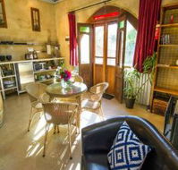 Outback Cellar and Country Cottage - Accommodation Gladstone