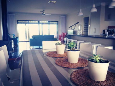 Vintage Oar Holiday House - Accommodation Gladstone 1