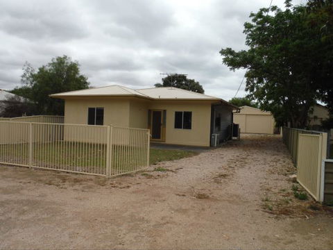 The Shack - Accommodation Gladstone 2