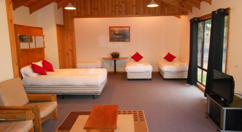 Eastcoast Central Watersedge Resort - Accommodation Gladstone 1