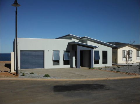 Coastal Getaway - Accommodation Gladstone 0