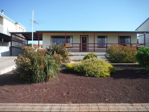 Kenny's Retreat - Accommodation Gladstone 0
