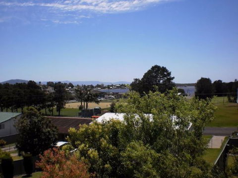 Anchors Aweigh - Accommodation Gladstone 1