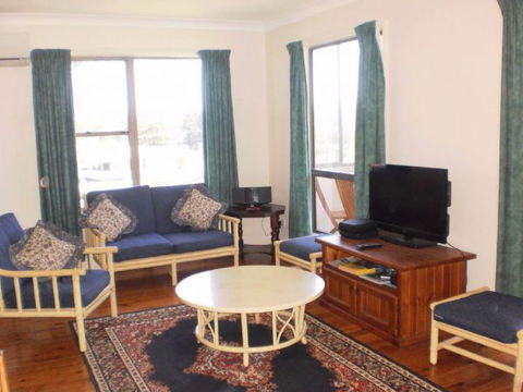 Anchors Aweigh - Accommodation Gladstone 3