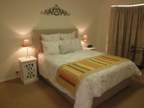 C&C's Bed And Breakfast - Accommodation Gladstone 2