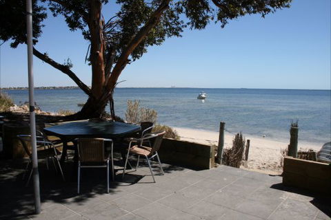 Undercurrent - Accommodation Gladstone 0