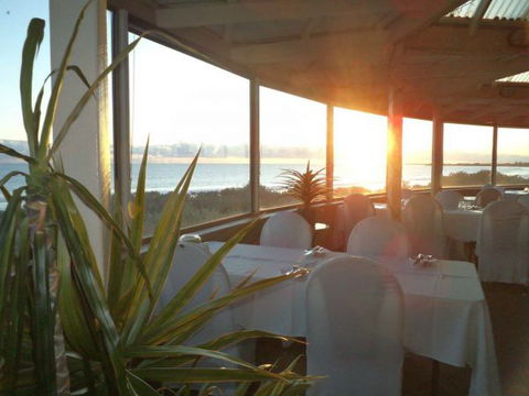African Reef Resort Hotel - Accommodation Gladstone 0