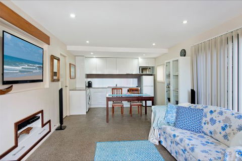 Akama Vista - Couple's Retreat - Accommodation Gladstone 2