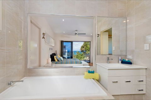 Akama Vista - Couple's Retreat - Accommodation Gladstone 4