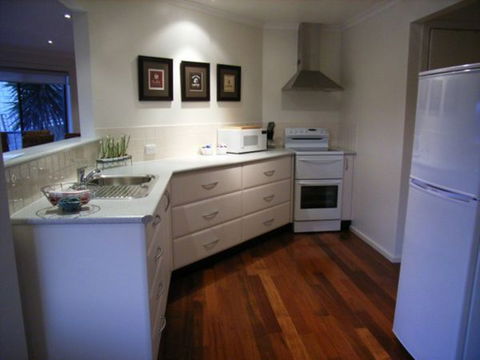 C-Deck Beach House Apartment - Accommodation Gladstone 2
