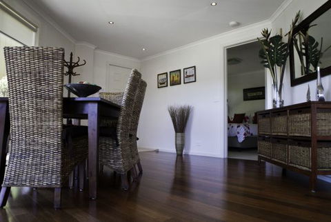 C-Deck Beach House Apartment - Accommodation Gladstone 4