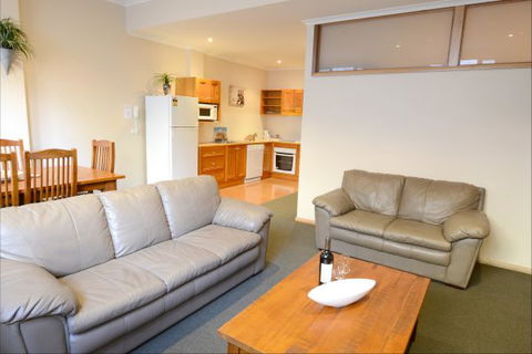 Falls Creek Country Club - Accommodation Gladstone 9
