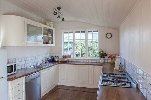 Flop House - Accommodation Gladstone 9