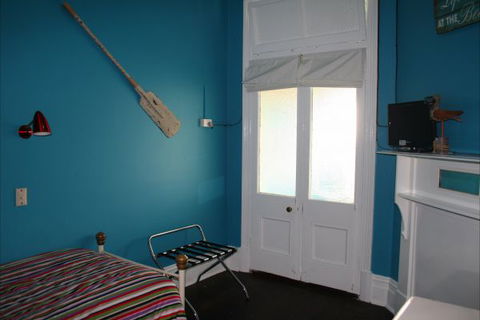 Foreshore Backpackers - Accommodation Gladstone 1