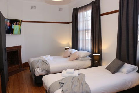 Guildford Hotel - Accommodation Gladstone 1