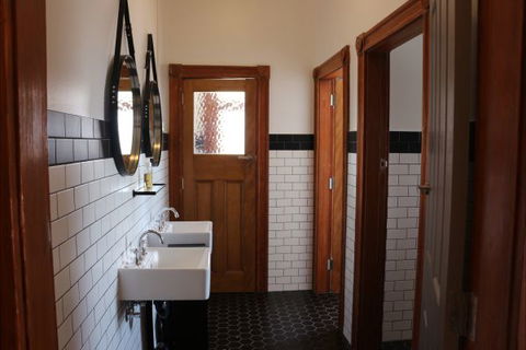 Guildford Hotel - Accommodation Gladstone 4