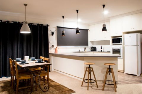 House On Higgs Lane - Accommodation Gladstone 1