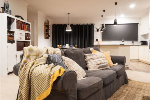 House On Higgs Lane - Accommodation Gladstone 2