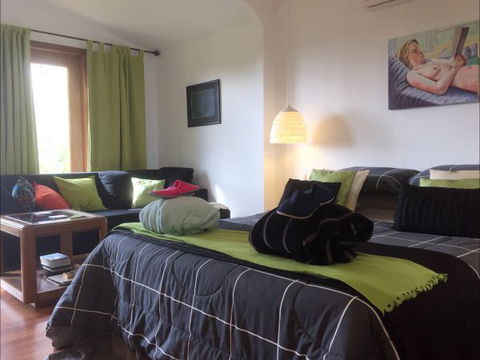 Jonathan Art Centre - Jarramarrumba House - Accommodation Gladstone 2