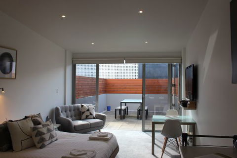 Sandy Bay Studio Apartment - Accommodation Gladstone 0