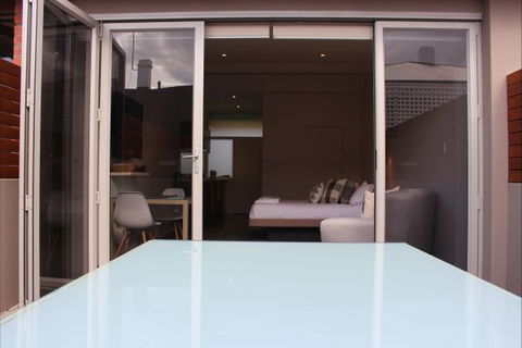 Sandy Bay Studio Apartment - Accommodation Gladstone 4