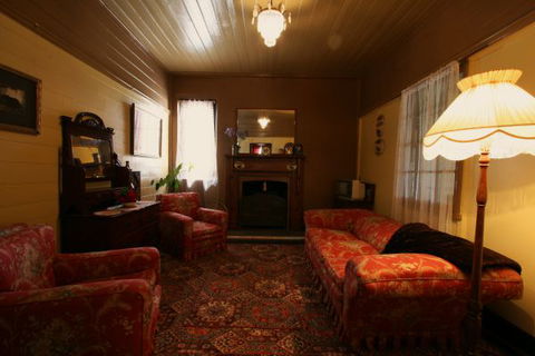 Shurdingtons Cottage - Accommodation Gladstone 4