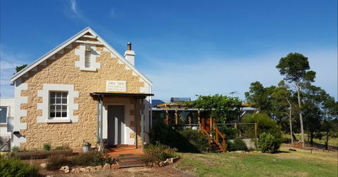 The Old Drik Drik Schoolhouse Retreat - Accommodation Gladstone 0