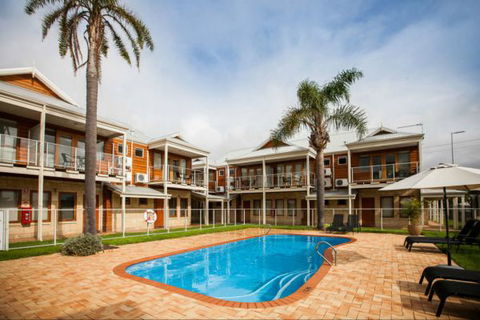 The Royal Palms Resort - Accommodation Gladstone 0