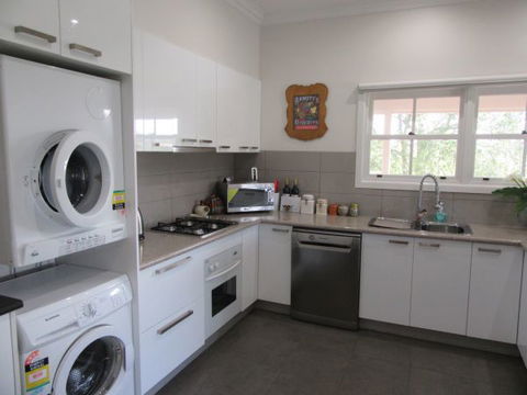 Valley View Cottage - Accommodation Gladstone 2