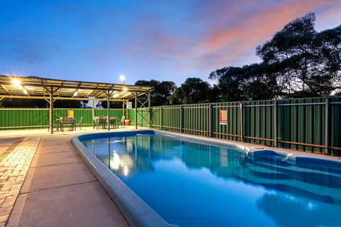 Border Village Roadhouse - Accommodation Gladstone 1