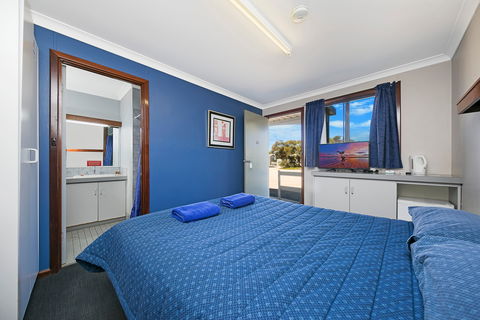 Border Village Roadhouse - Accommodation Gladstone 6