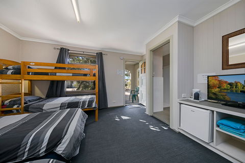 Border Village Roadhouse - Accommodation Gladstone 7