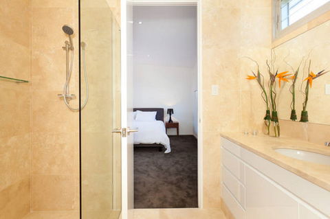 Clique Two - Accommodation Gladstone 1