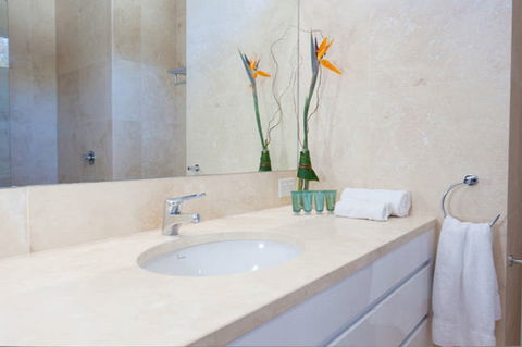 Clique Two - Accommodation Gladstone 2