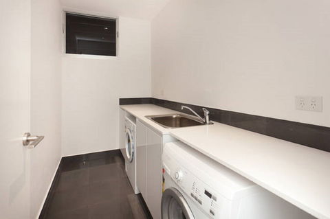 Clique Two - Accommodation Gladstone 8