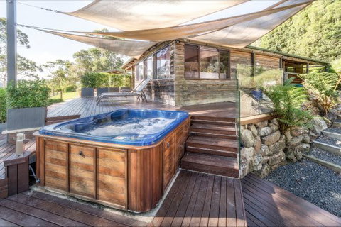 Coach House Hill Cottage - Accommodation Gladstone 0