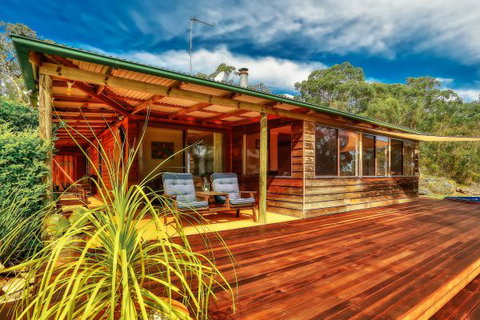 Coach House Hill Cottage - Accommodation Gladstone 1