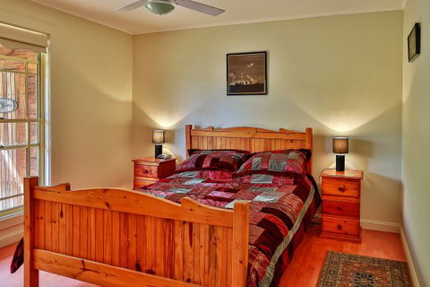 Coach House Hill Cottage - Accommodation Gladstone 2