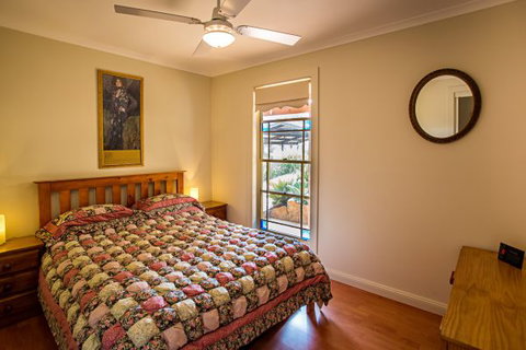 Coach House Hill Cottage - Accommodation Gladstone 3