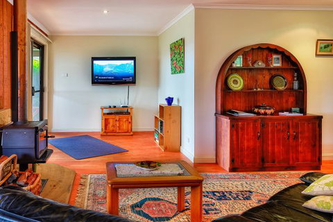 Coach House Hill Cottage - Accommodation Gladstone 4