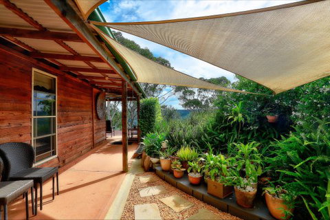 Coach House Hill Cottage - Accommodation Gladstone 7
