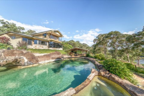 Coach House Hill Cottage - Accommodation Gladstone 8